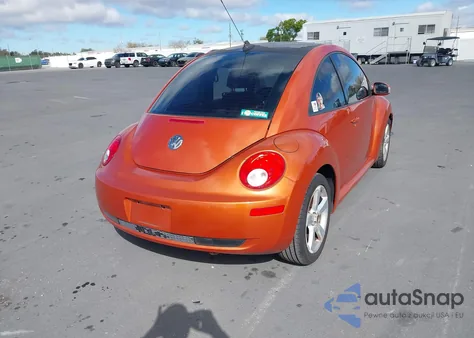 2010 Volkswagen New Beetle 2.5L Red Rock Edition z USA, uszkodzony, nr VIN 3VWRW3AG1AM034723